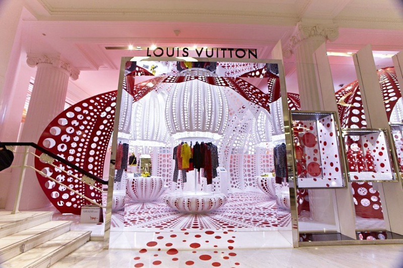 Louis Vuitton inaugure ses vitrines digitales futuristes