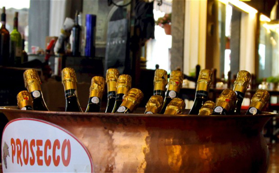 Vin: le prosecco italien commence à concurrencer le champagne français aux  Etats-Unis - Challenges